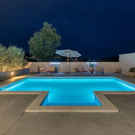 Ivan In Pula, Istrien By Istrabook Villa Pula